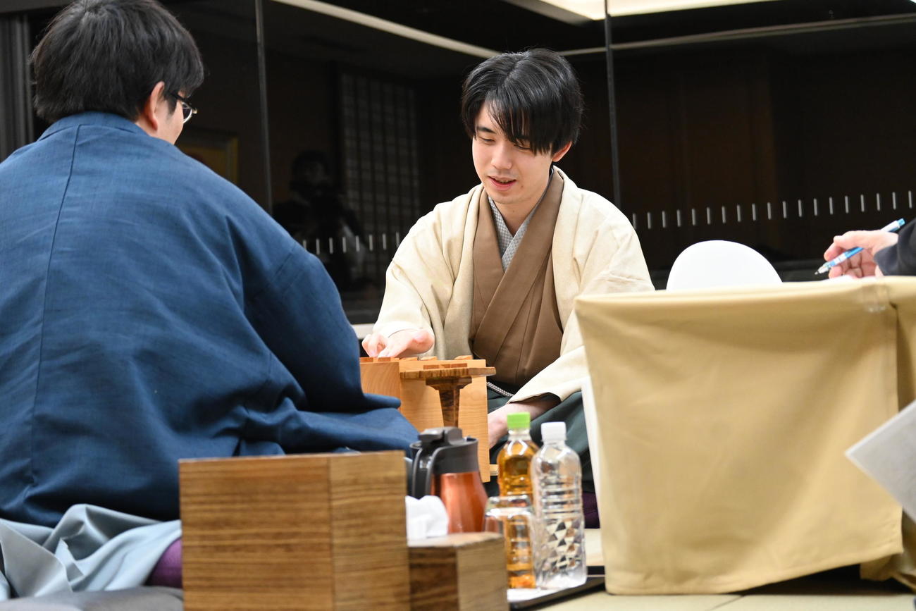 終局後、感想戦を行う藤井聡太竜王（右）佐々木勇気八段（撮影・松浦隆司）