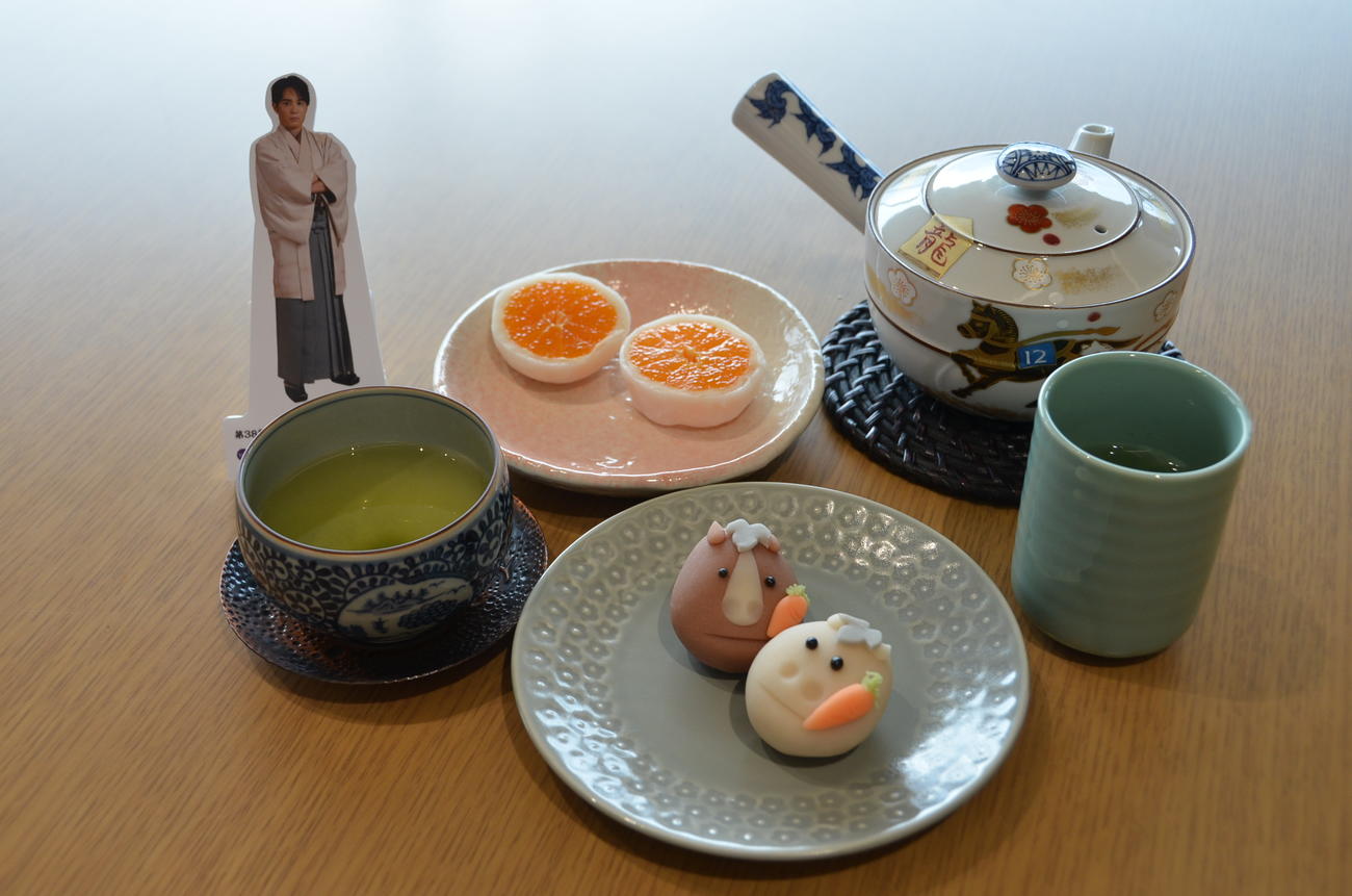 佐々木勇気八段の午前のおやつ「みかん大福」「おウマちゃん練り切り」「煎茶喜峰」「玉露金閣」（日本将棋連盟提供）