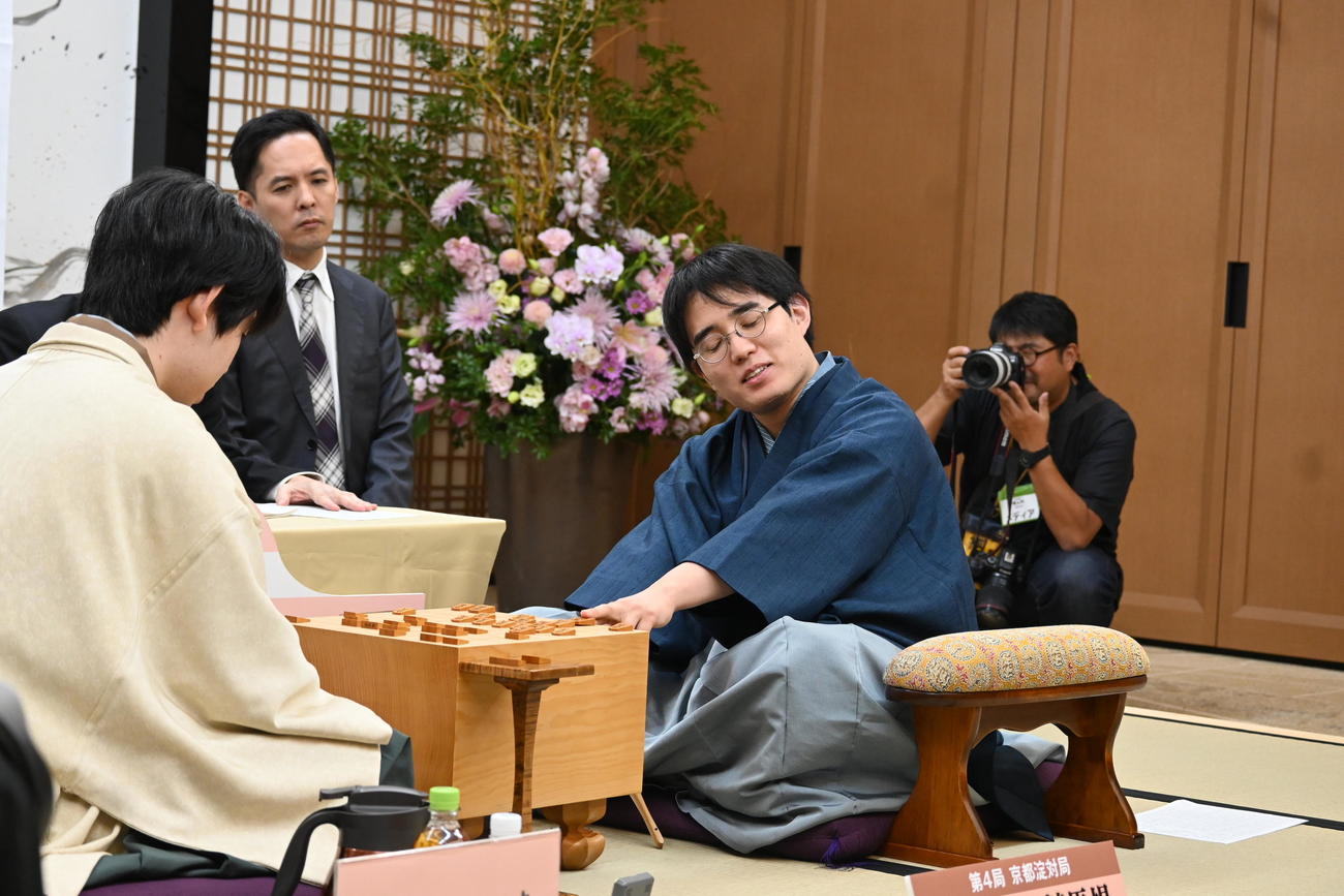 感想戦で首をひねる佐々木勇気八段（右）藤井聡太竜王（撮影・松浦隆司）
