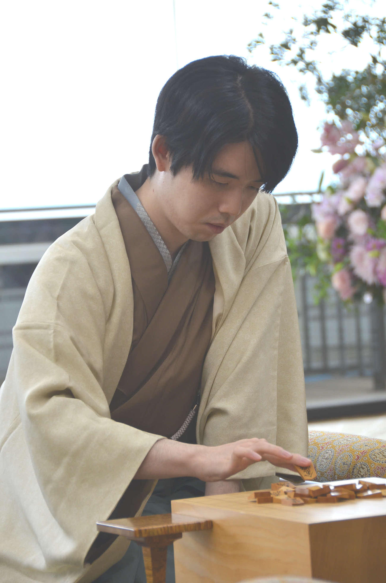 2日目の対局に臨んだ藤井聡太竜王（日本将棋連盟提供）