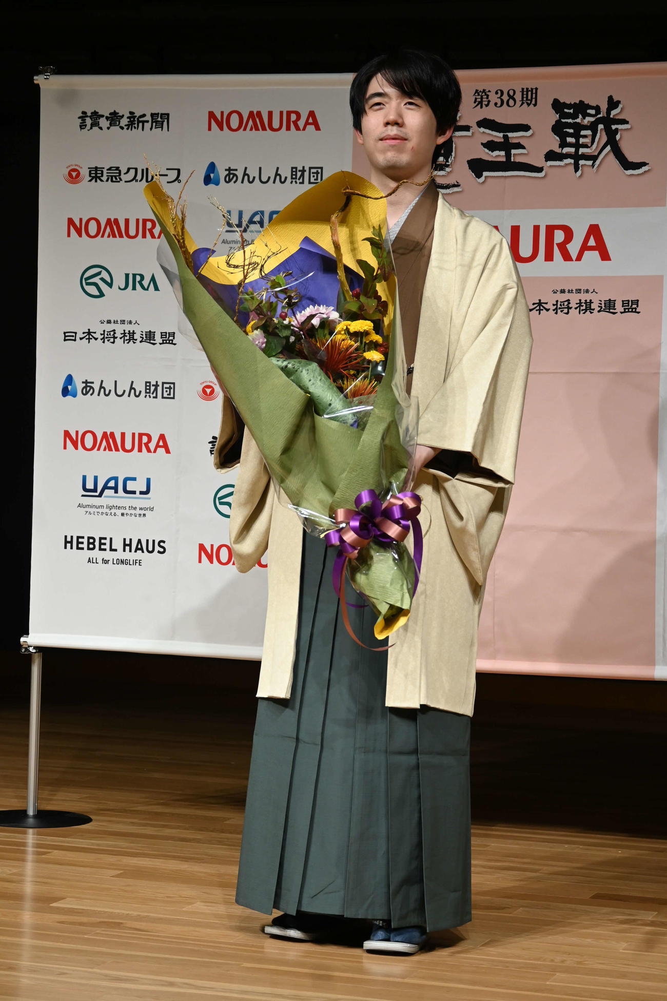 終局後、会見する藤井聡太竜王（撮影・松浦隆司）