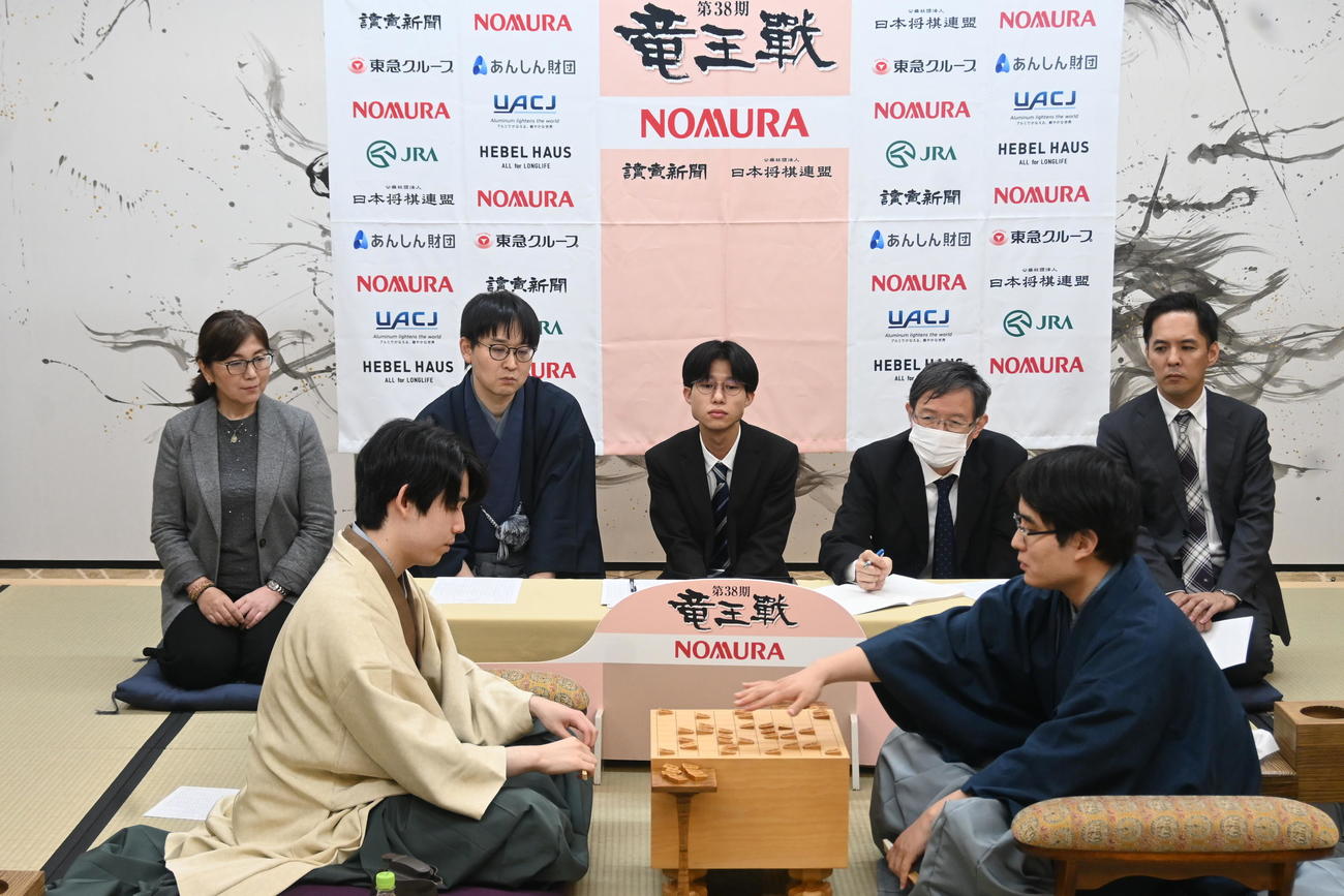 終局後、感想戦を行う藤井聡太竜王（左）佐々木勇気八段（撮影・松浦隆司）