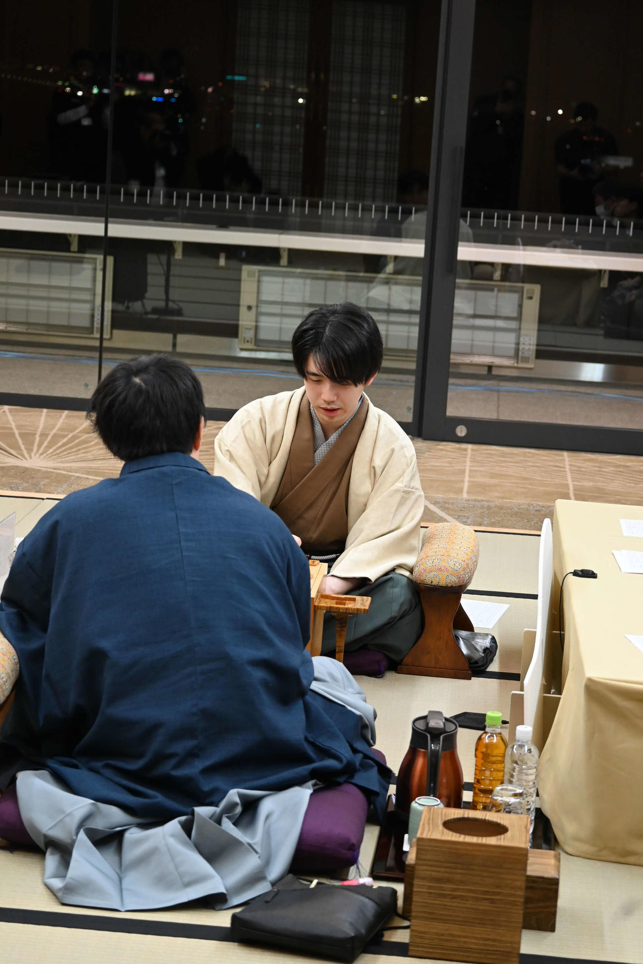 終局後、感想戦を行う藤井聡太竜王（奥）佐々木勇気八段（撮影・松浦隆司）