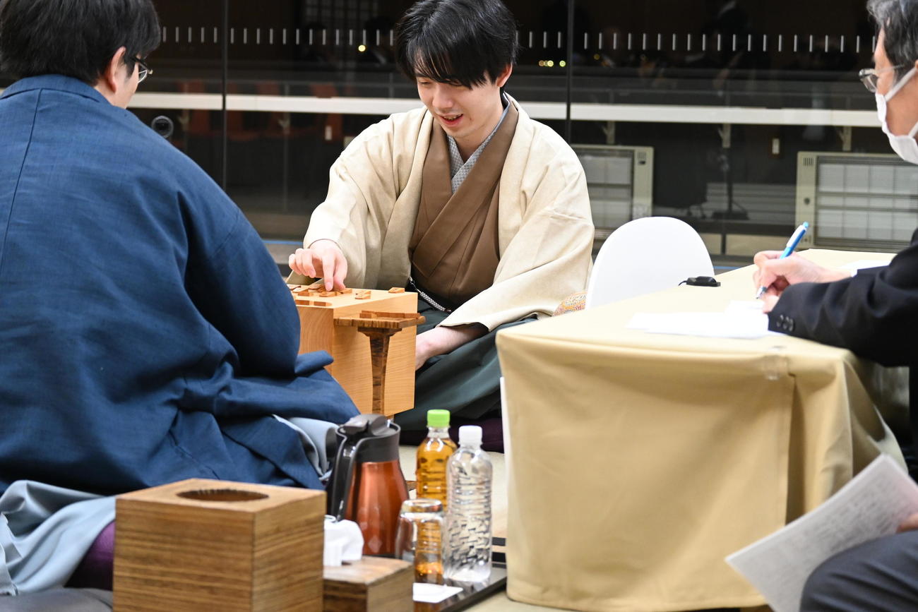終局後、感想戦を行う藤井聡太竜王（右）佐々木勇気八段（撮影・松浦隆司）