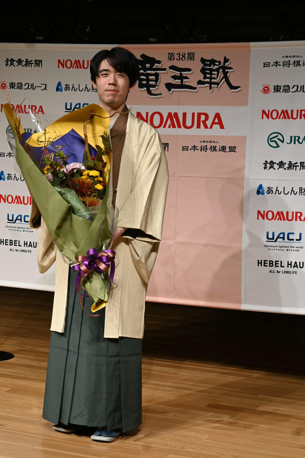 終局後、会見する藤井聡太竜王（撮影・松浦隆司）