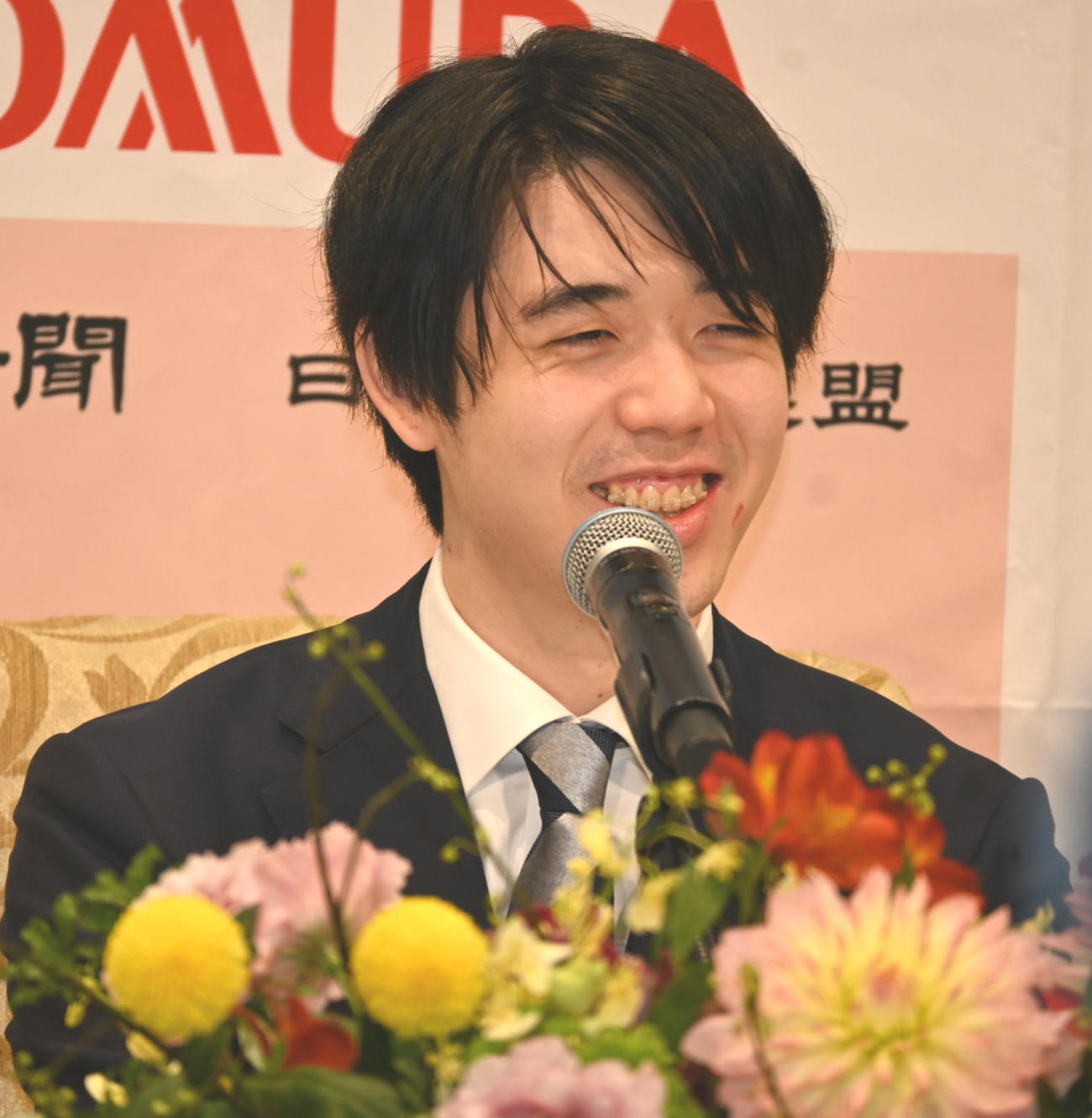 京都市内で竜王防衛、5連覇達成の一夜明け会見を行った藤井聡太竜王（撮影・松浦隆司）