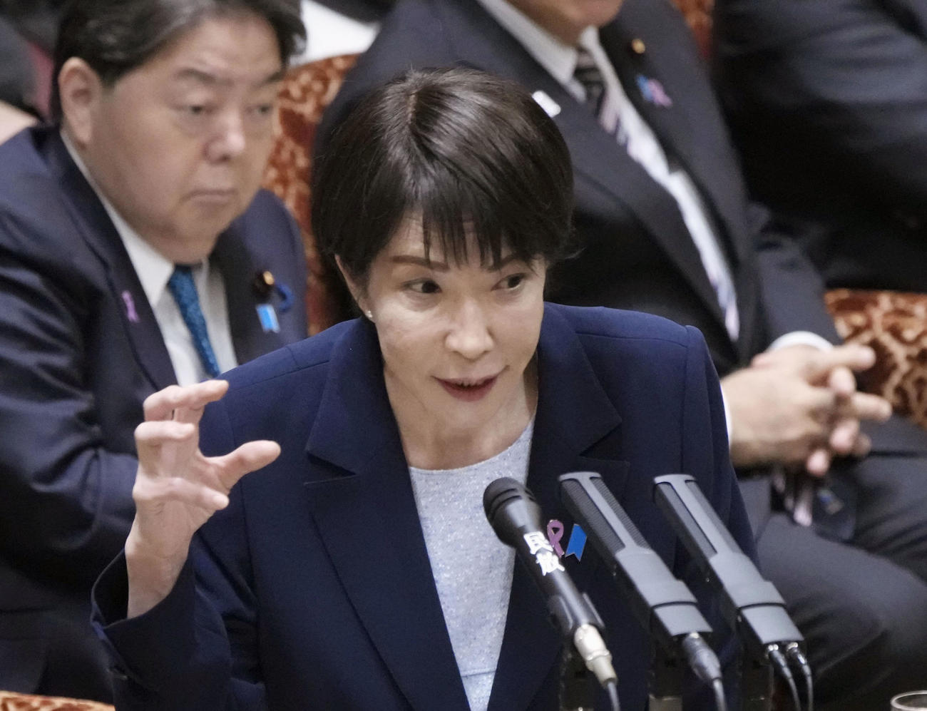 参院予算委で答弁する高市首相（共同）