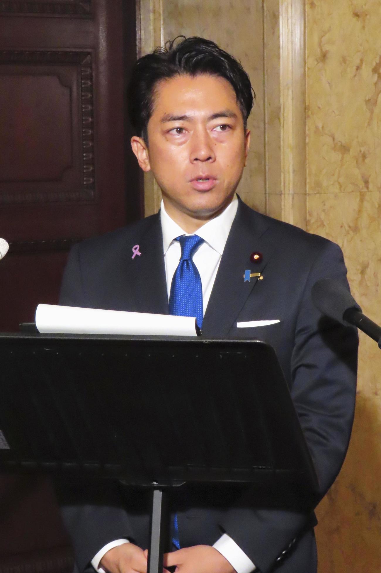 記者会見する小泉防衛相＝14日午前（共同）

