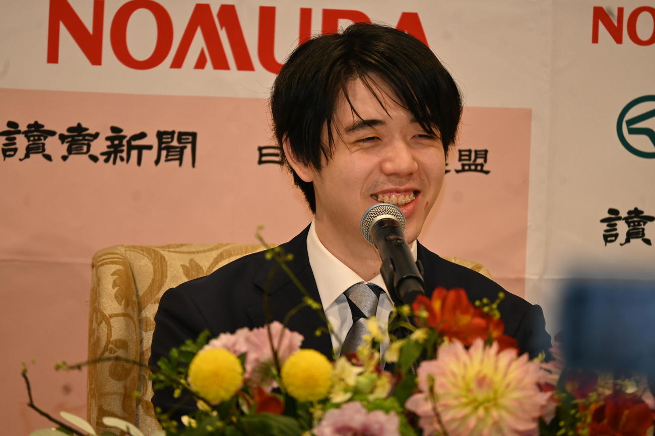 京都市内で竜王防衛、5連覇達成の一夜明け会見を行った藤井聡太竜王（撮影・松浦隆司）