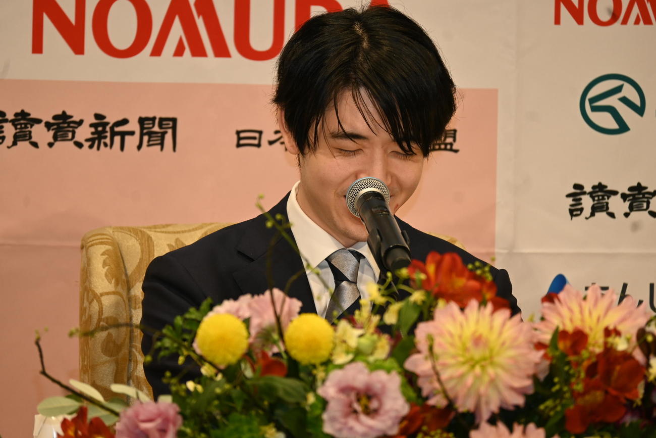 京都市内で竜王防衛、5連覇達成の一夜明け会見を行った藤井聡太竜王（撮影・松浦隆司）