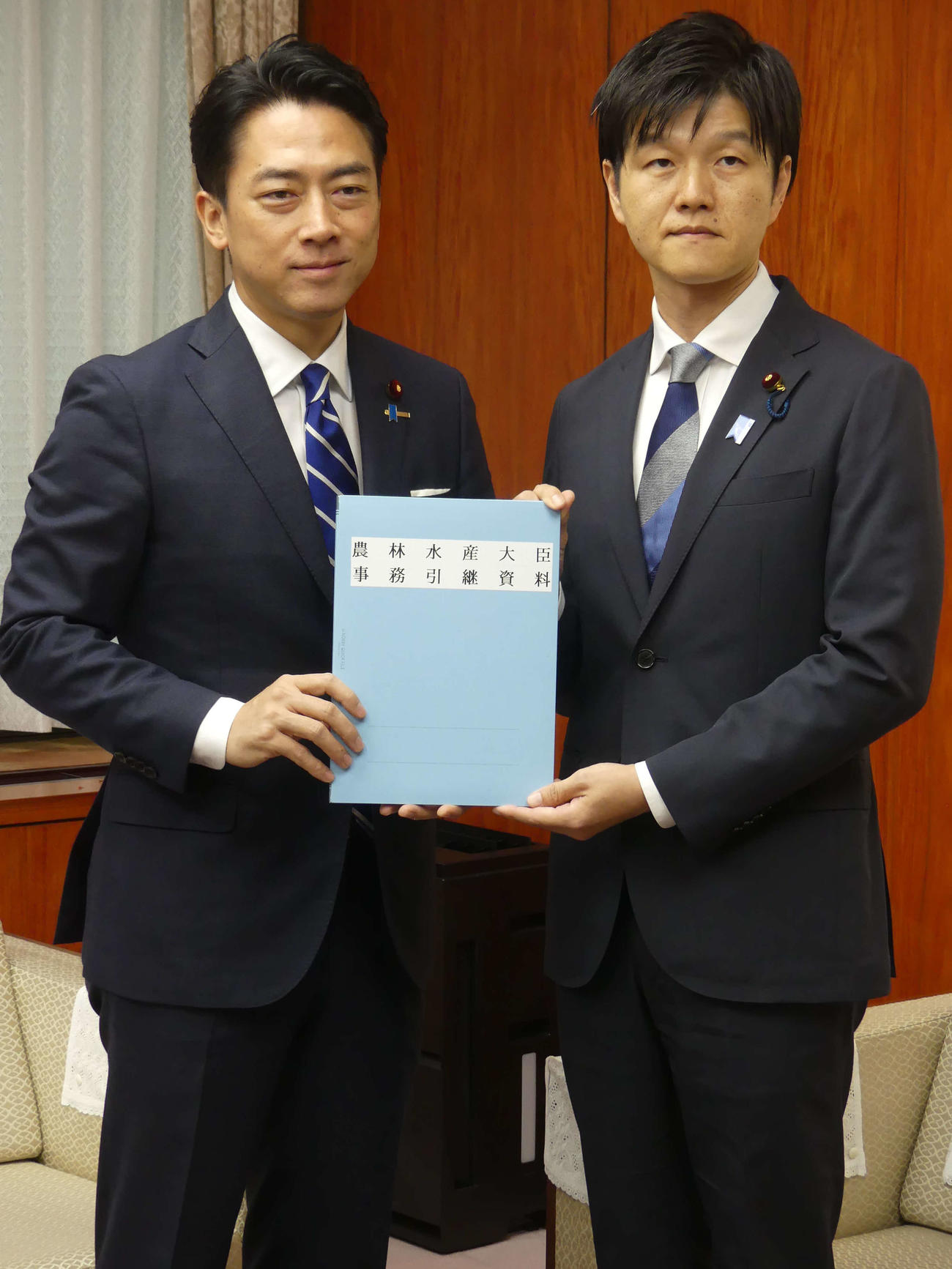 鈴木憲和農相（右）との事務引き継ぎを行う小泉進次郎防衛相（25年10月撮影）