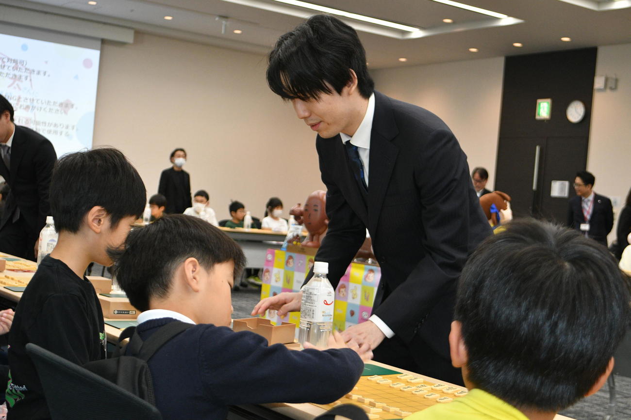 子どもたちに指導対局を行った藤井聡太6冠