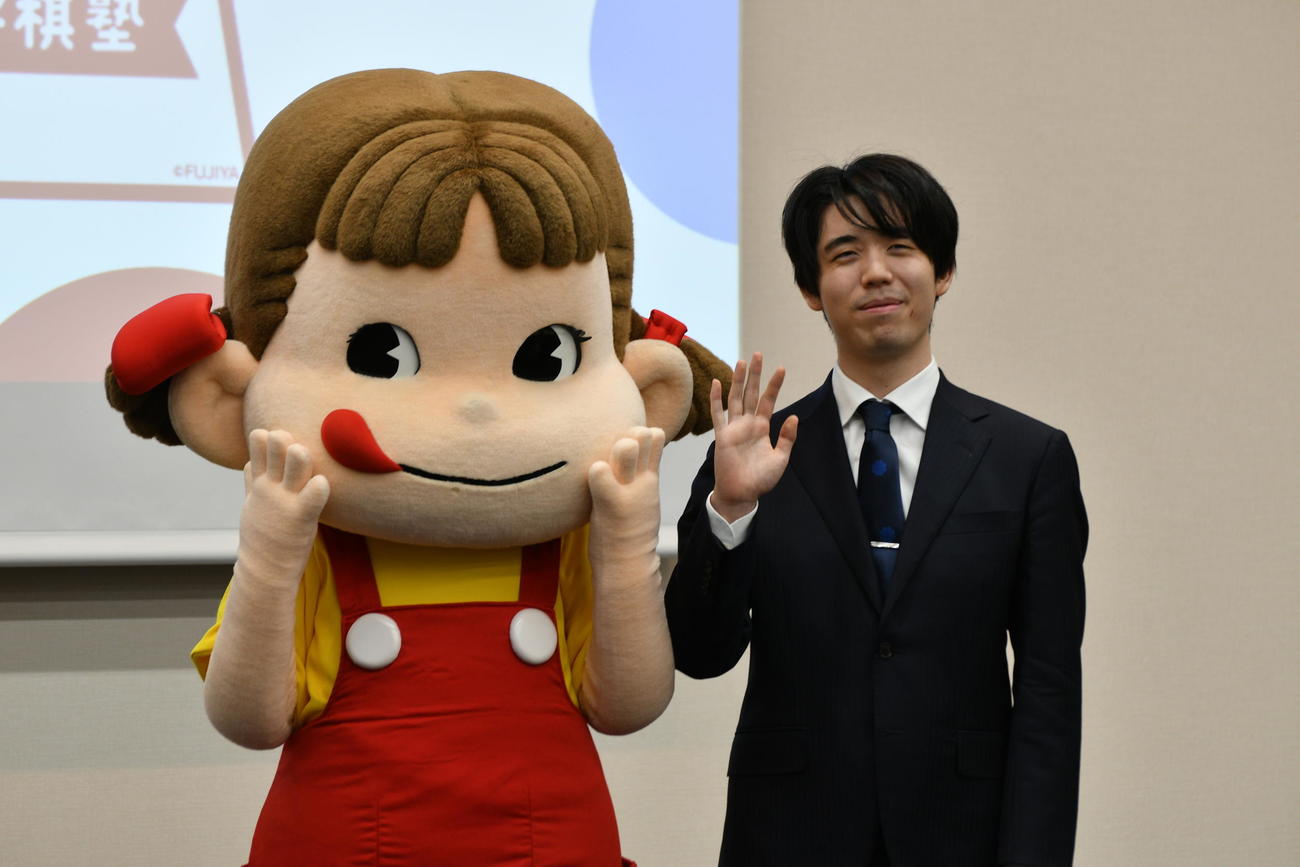 ペコちゃんとフォトセッションを行った藤井聡太6冠