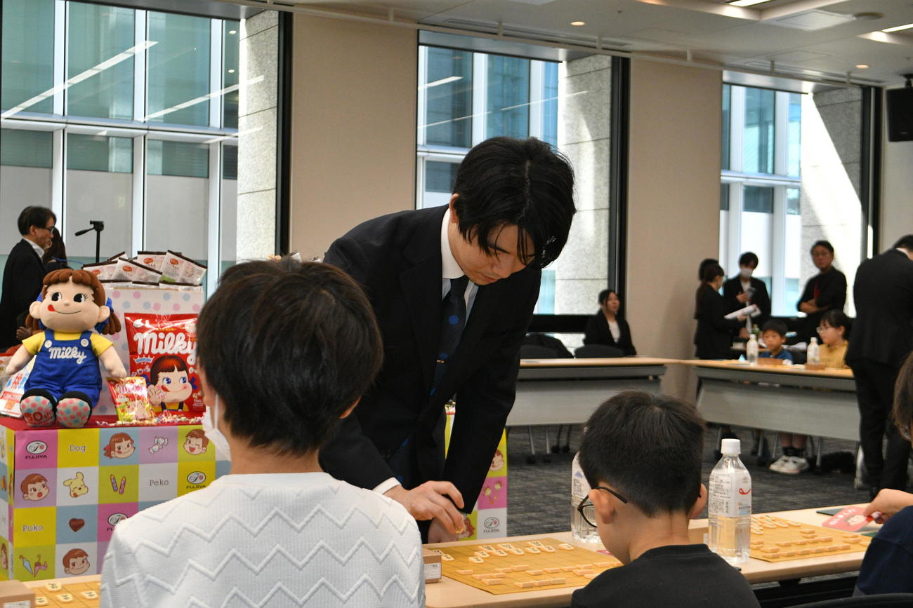 子どもたちに指導対局を行った藤井聡太6冠