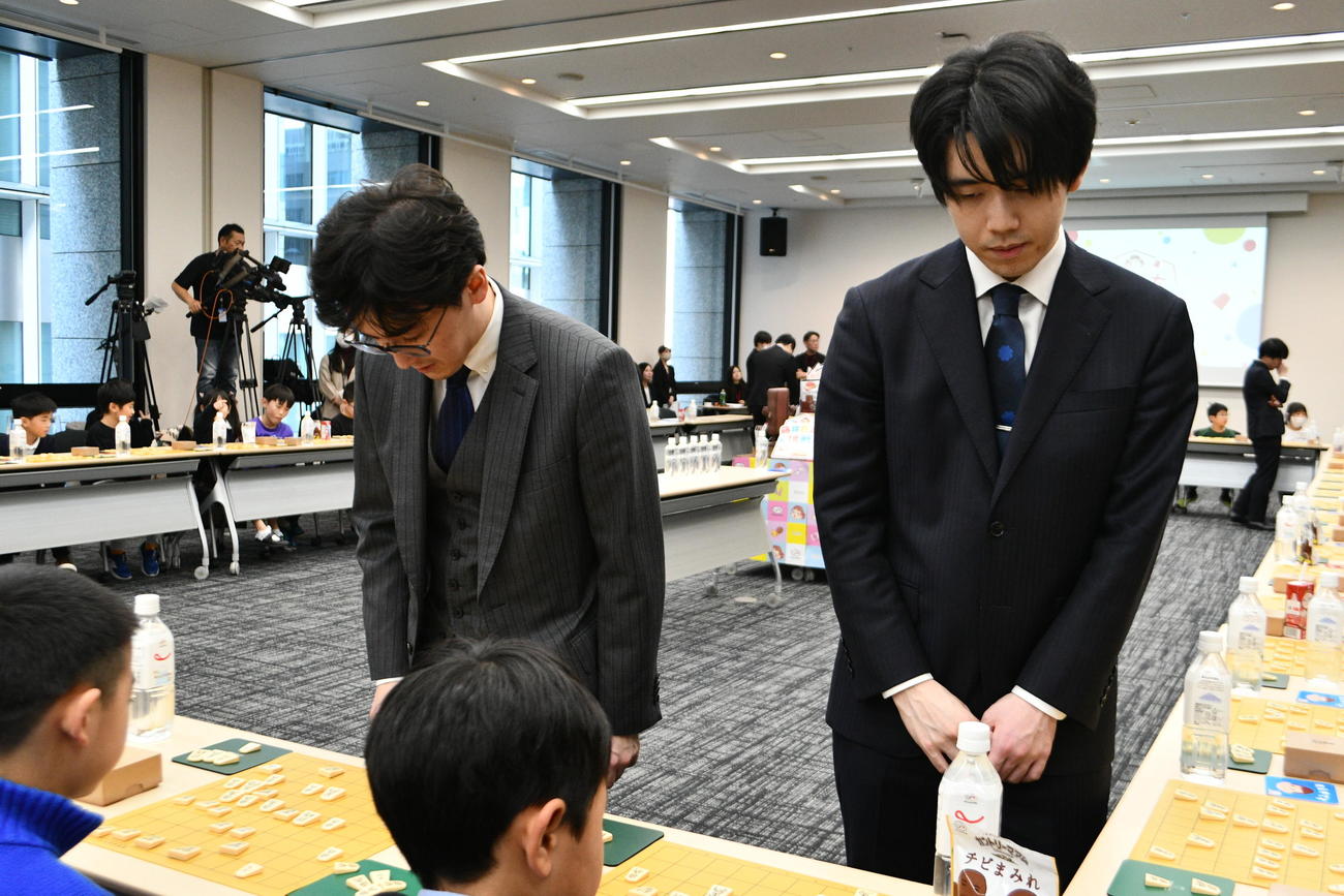 午前中の指導対局では伊藤匠叡王（王座、左）と藤井聡太6冠（右）が並ぶ場面も