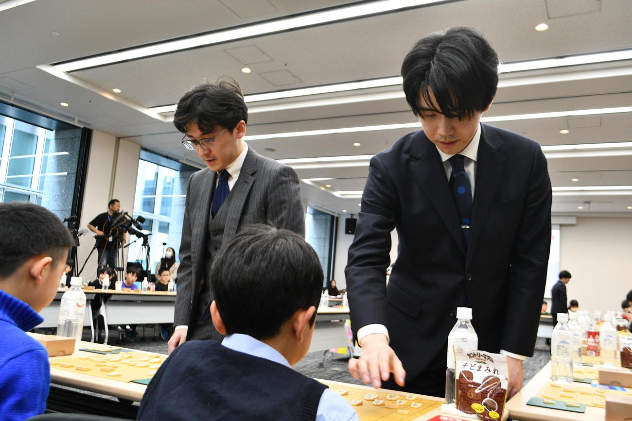 午前中の指導対局では伊藤匠叡王（王座、左）と藤井聡太6冠（右）が並ぶ場面も