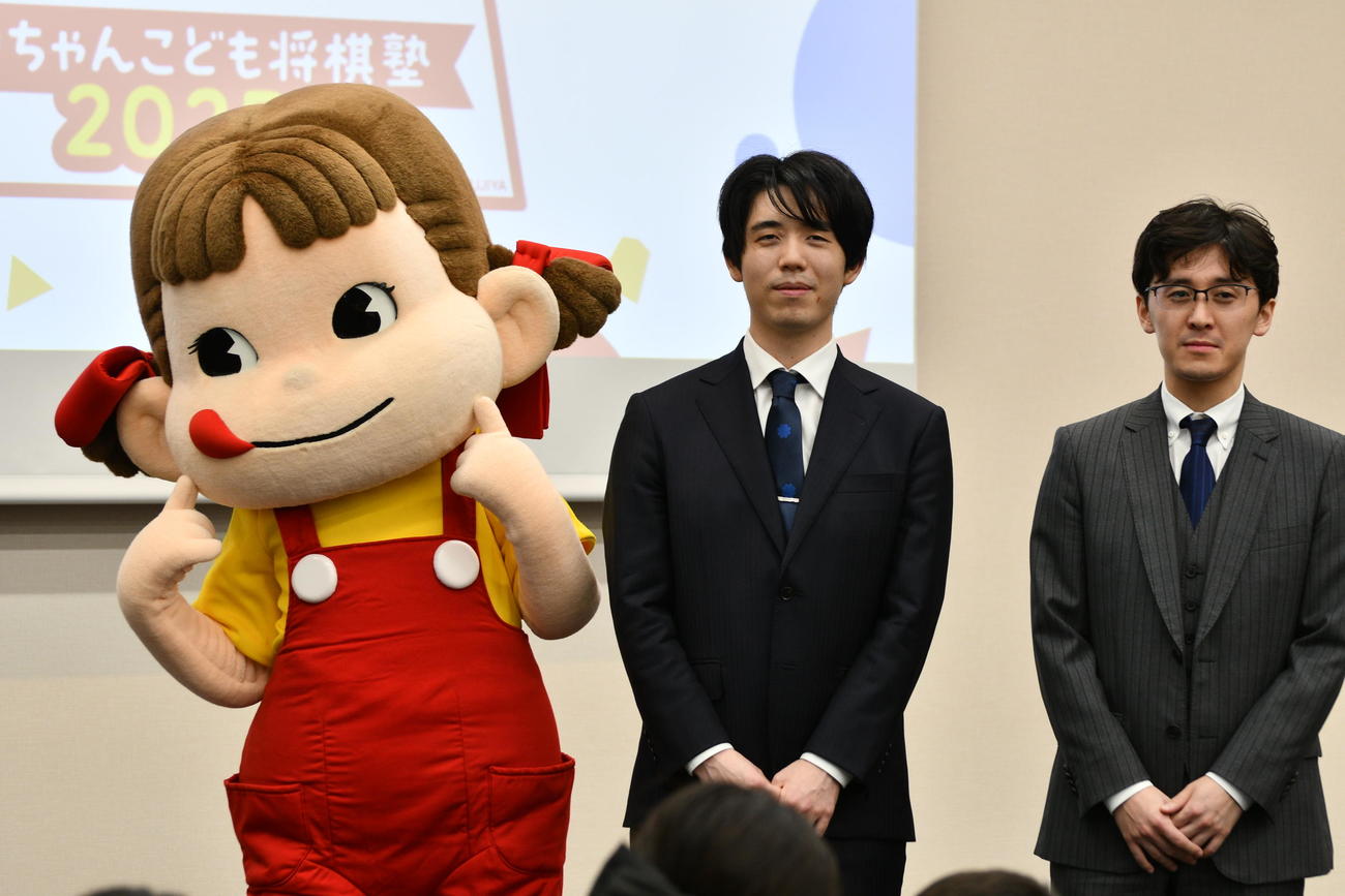 ペコちゃんとフォトセッションを行う藤井聡太6冠（中央）と伊藤匠2冠（右）
