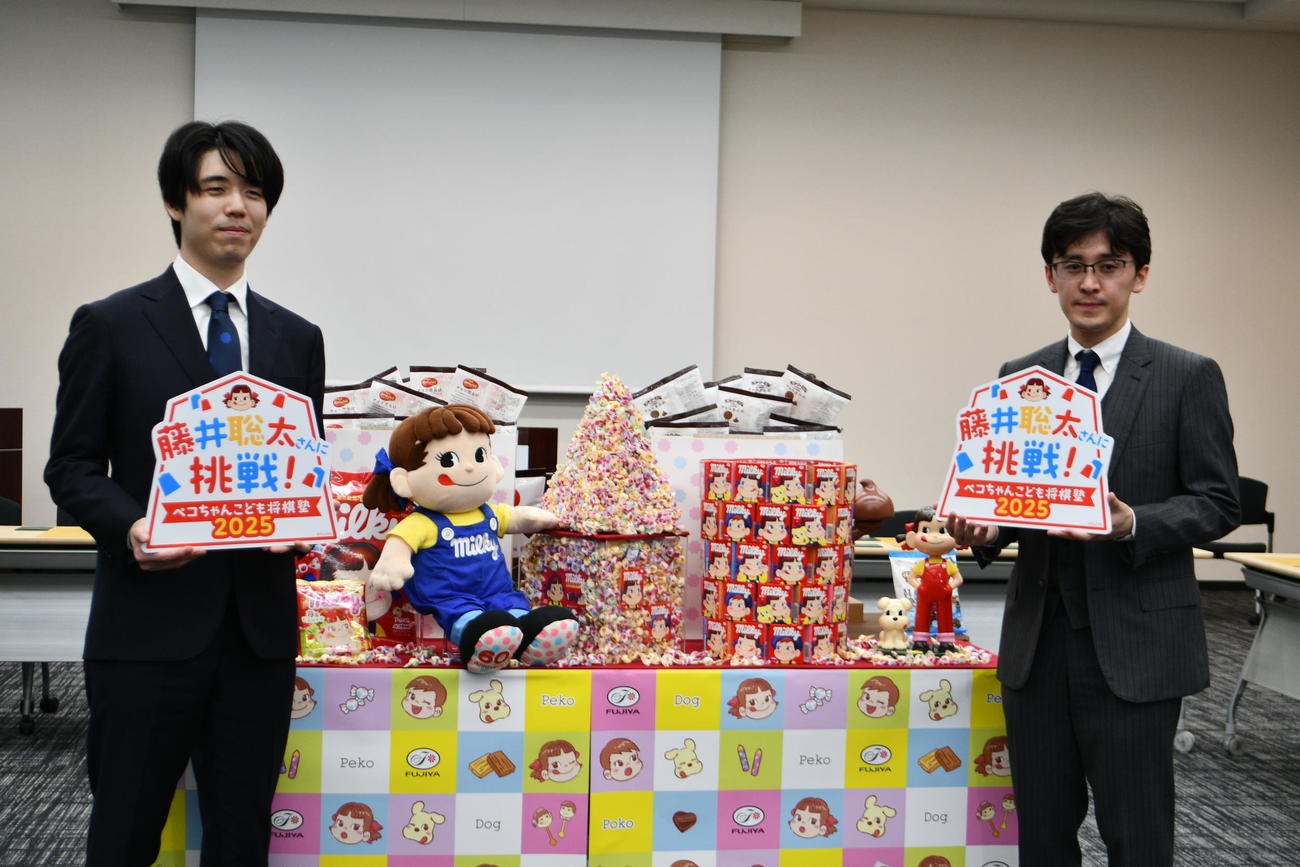 午前の部を終えて会見に応じた藤井聡太6冠（左）と伊藤匠2冠（右）