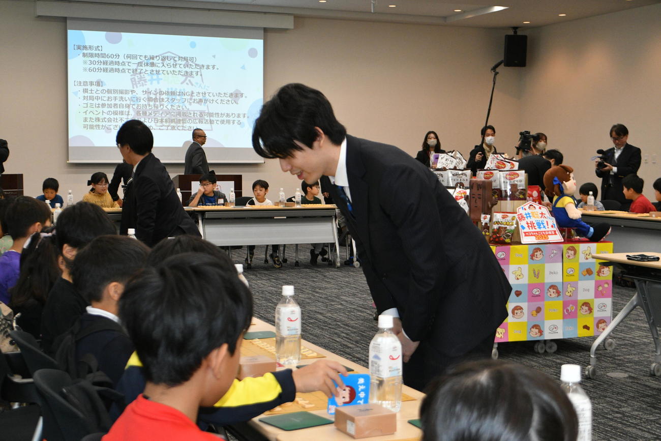 子どもたちに指導対局を行った藤井聡太6冠