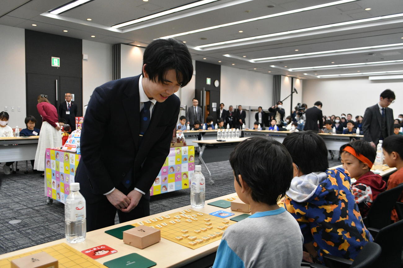 子どもたちに指導対局を行った藤井聡太6冠
