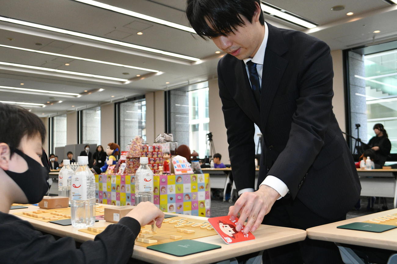 子どもたちに指導対局を行った藤井聡太6冠