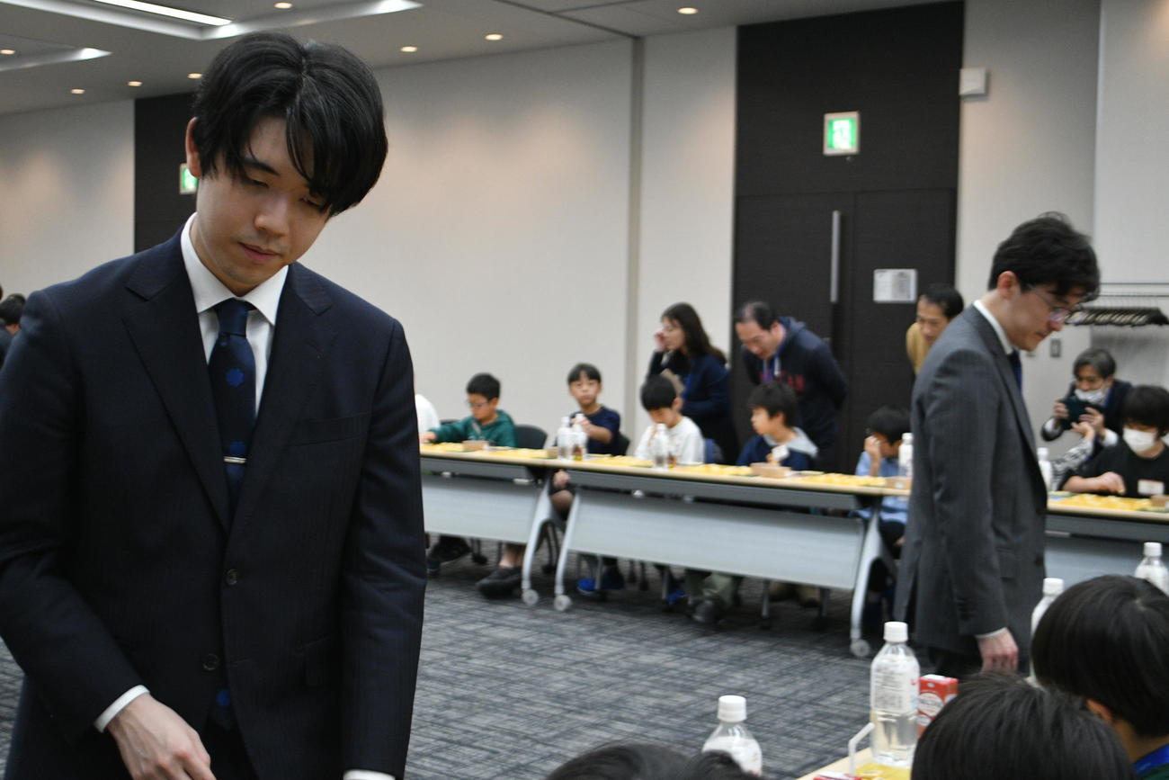 将棋界に8つあるタイトルを分け合う藤井聡太6冠（左）と伊藤匠叡王（右）が指導対局でそろい踏み