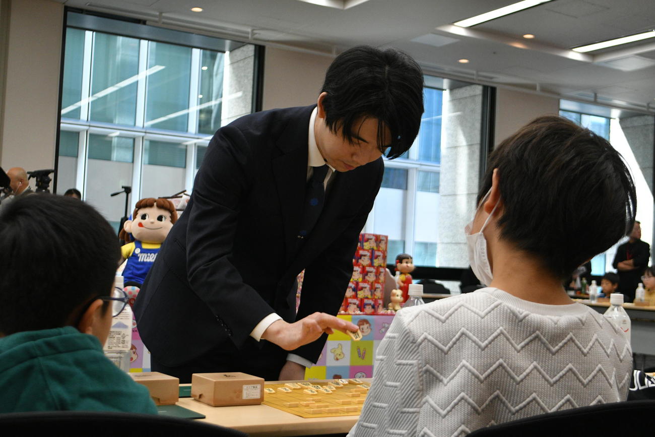 子どもたちに指導対局を行った藤井聡太6冠