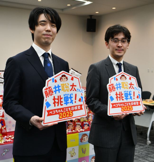 午前の部を終えて会見に応じた藤井聡太6冠（左）と伊藤匠2冠（右）