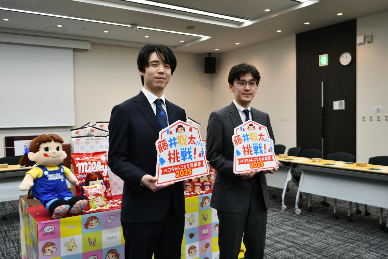 午前の部を終えて会見に応じた藤井聡太6冠（左）と伊藤匠2冠（右）