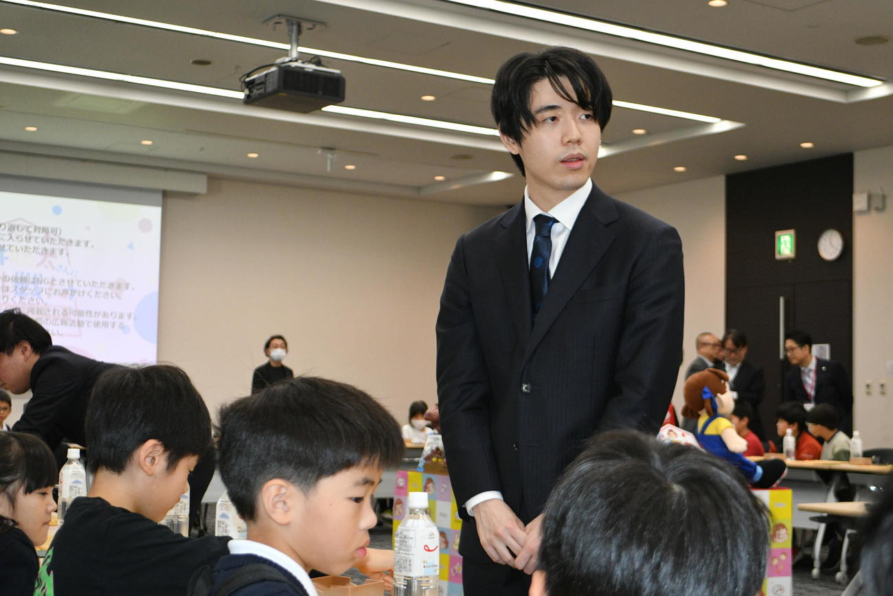 子どもたちに指導対局を行った藤井聡太6冠