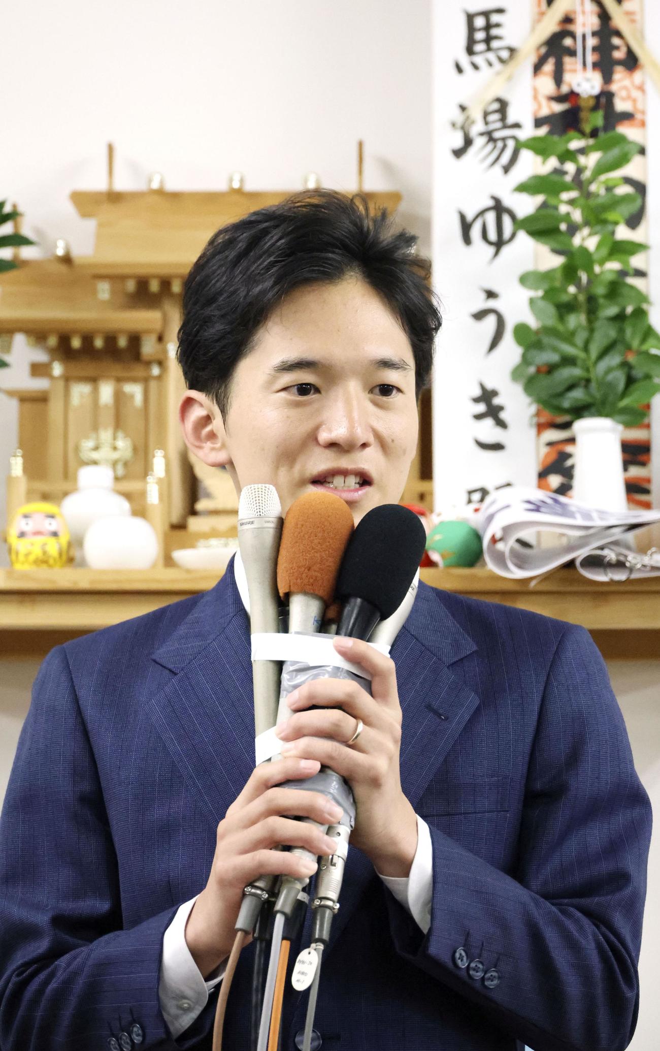 福島市長選で初当選を決め、支持者にあいさつする馬場雄基氏＝16日夜、福島市（共同）