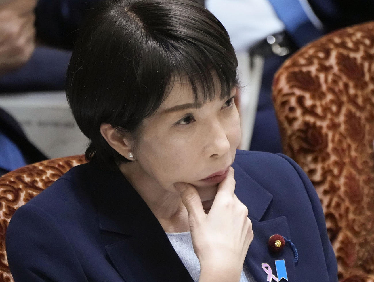 14日、参院予算委で質問を聞く高市首相(共同)