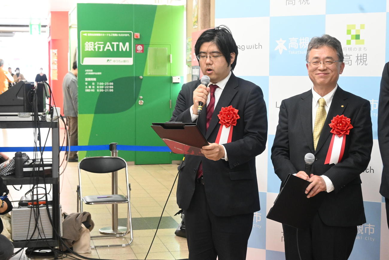 関西将棋会館の移転1周年記念イベントでナマでオリジナルアナウンスを披露した日本将棋連の糸谷哲郎常務理事（左）、脇謙二専務理事（撮影・松浦隆司）