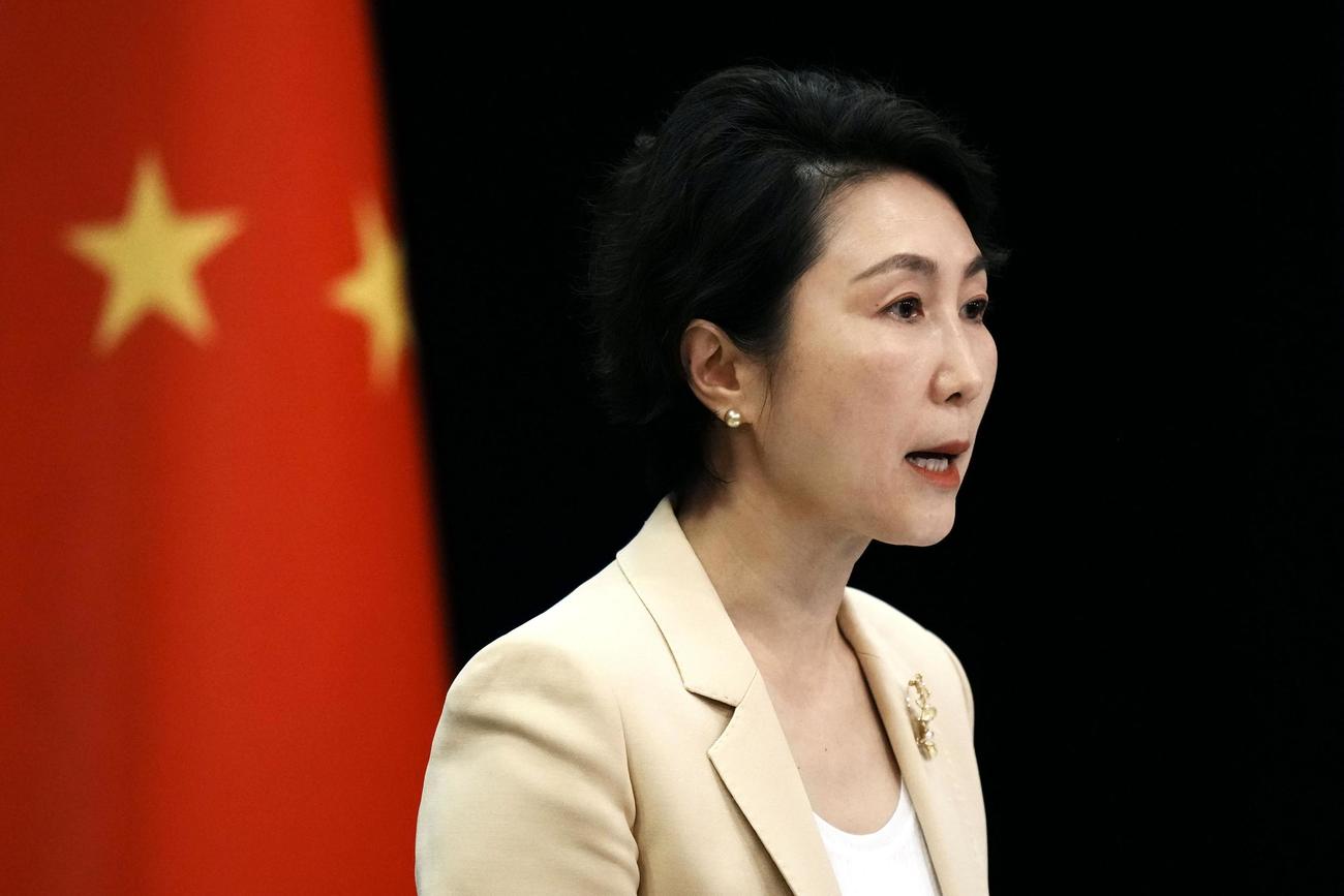 記者会見する中国外務省の毛寧報道局長＝18日、北京（共同）
