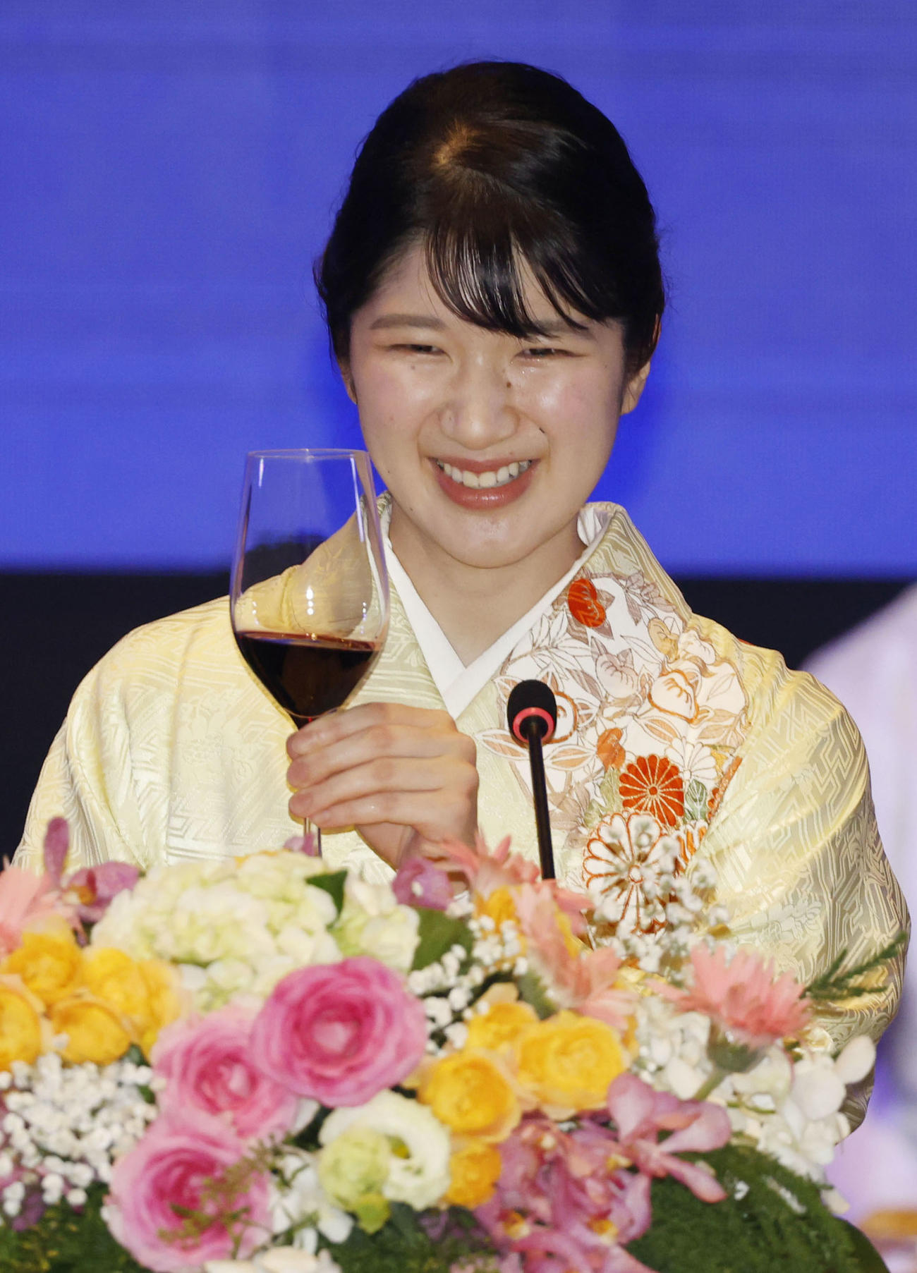 ラオスのパーニー国家副主席主催の晩さん会で乾杯される愛子さま＝18日、ビエンチャン（共同）