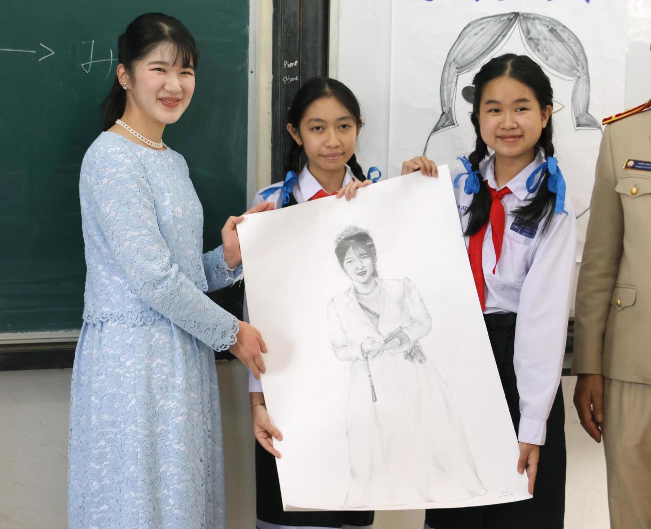 日本語教師を受け入れている中高一貫校で日本語の授業を視察され、生徒が描いた絵を贈られた愛子さま（共同）