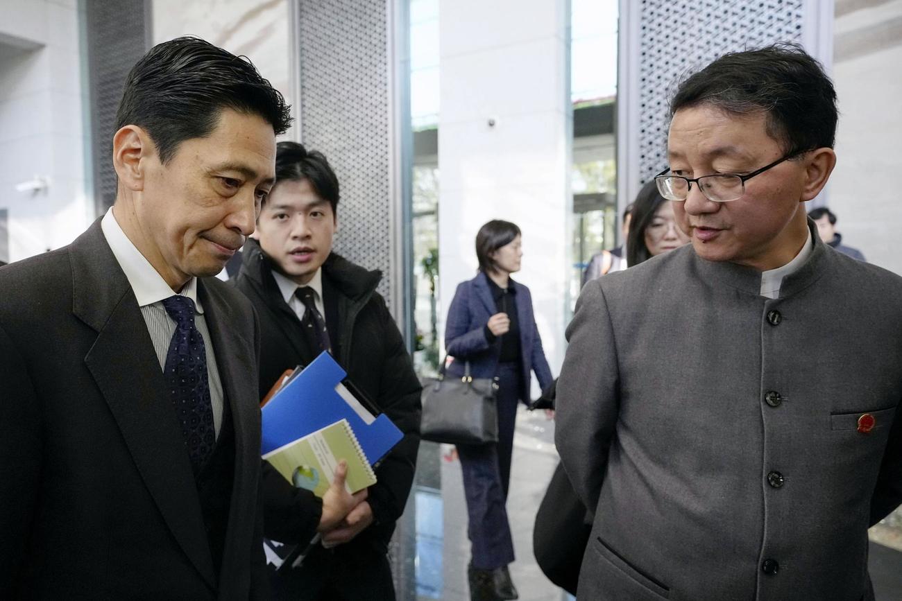協議を終えた日本外務省の金井正彰アジア大洋州局長（左）と中国外務省の劉勁松アジア局長（共同）