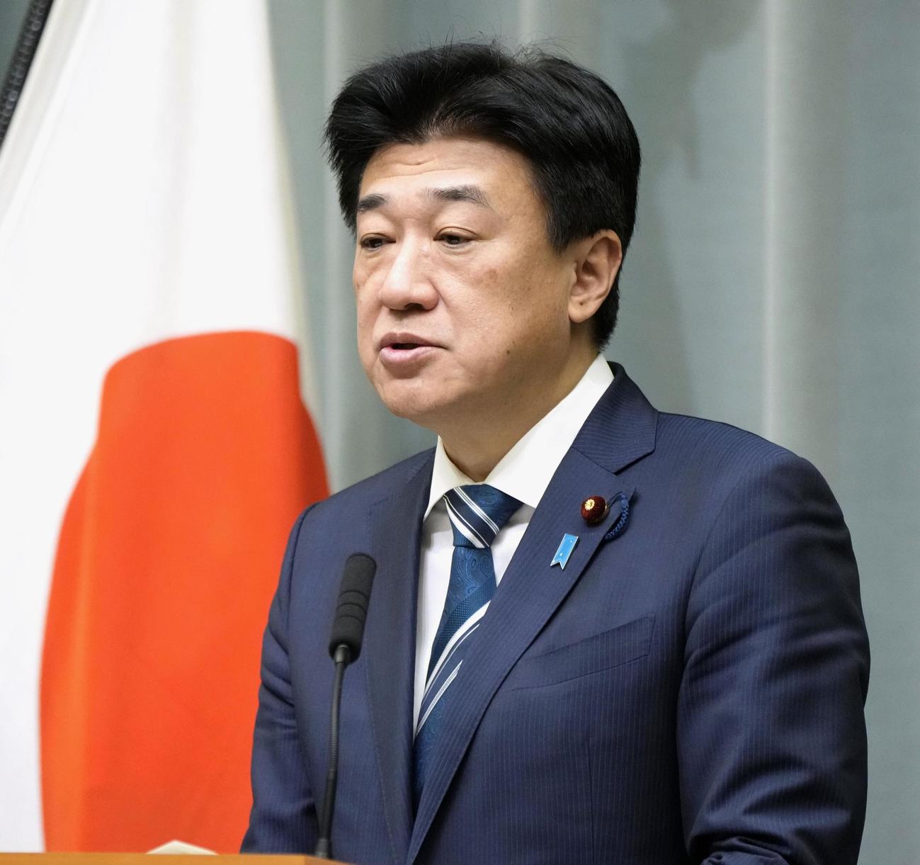 記者会見する木原官房長官（共同）
