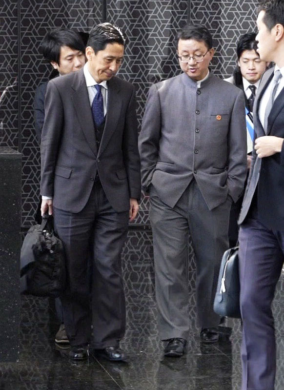 中国外務省の劉勁松アジア局長との協議を終えた日本外務省の金井正彰アジア大洋州局長（共同）