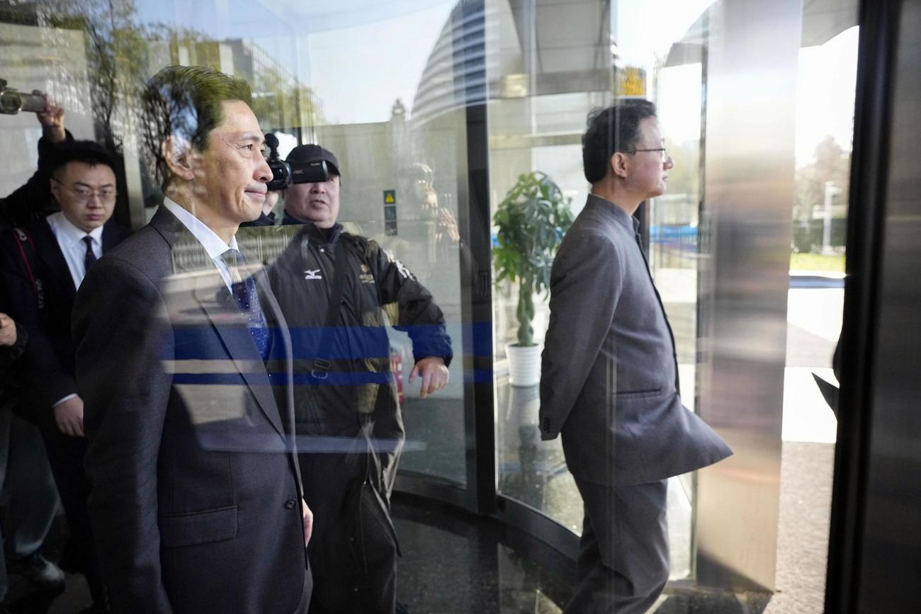 協議を終えた日本外務省の金井正彰アジア大洋州局長と中国外務省の劉勁松アジア局長（共同）