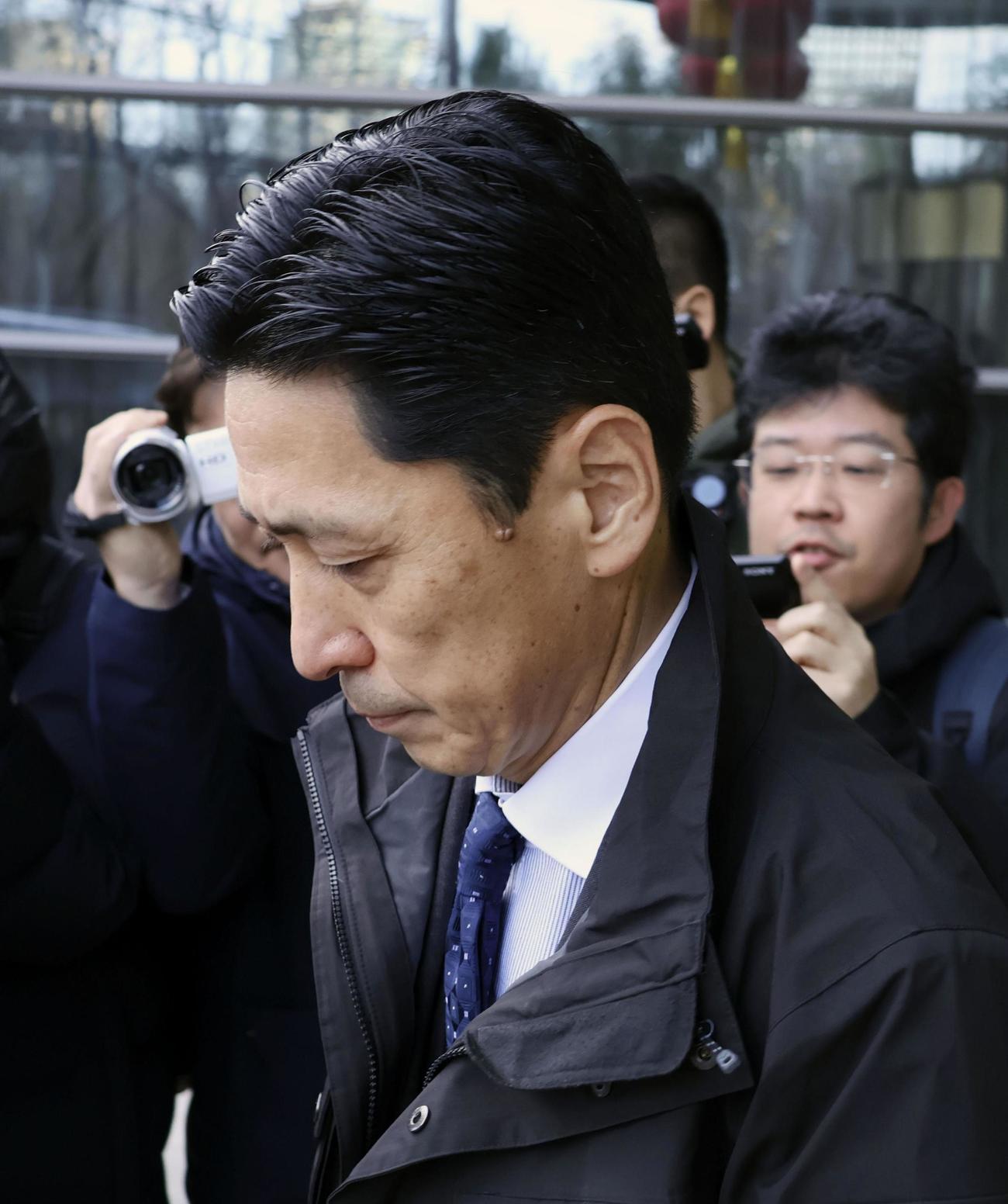 18日、宿泊先を出発する外務省の金井正彰アジア大洋州局長（共同）