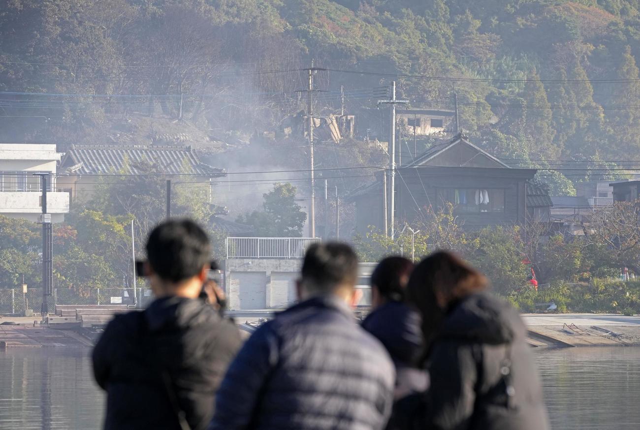白煙が残る大分市佐賀関の大規模火災現場（共同）
