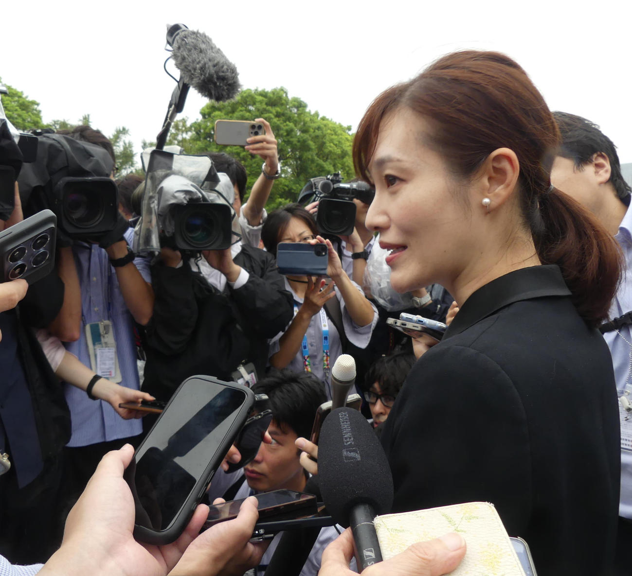 初登院し、取材に応じる参政党の「さや」こと塩入清香氏（2025年8月撮影）