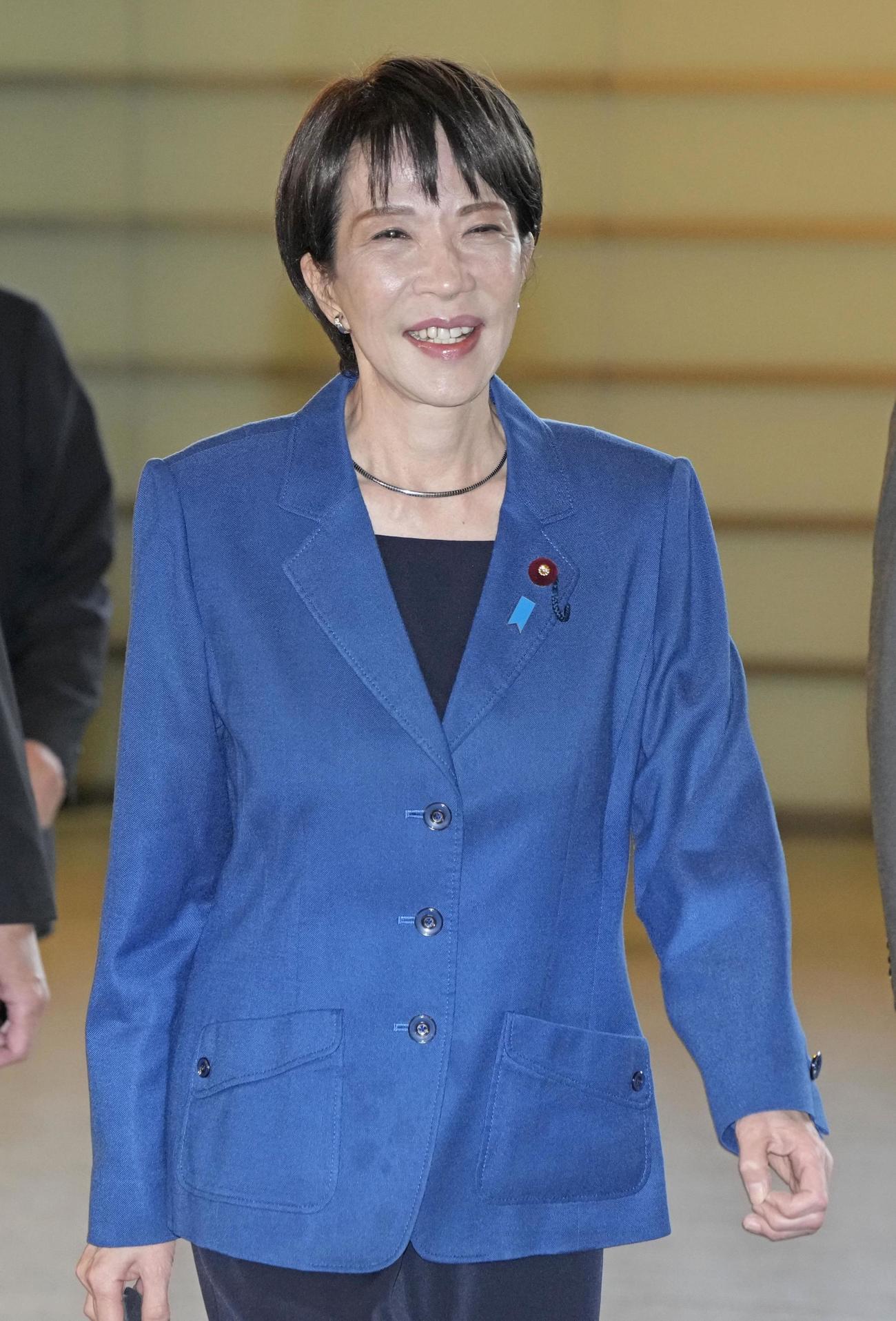 首相官邸に入る高市首相（共同）