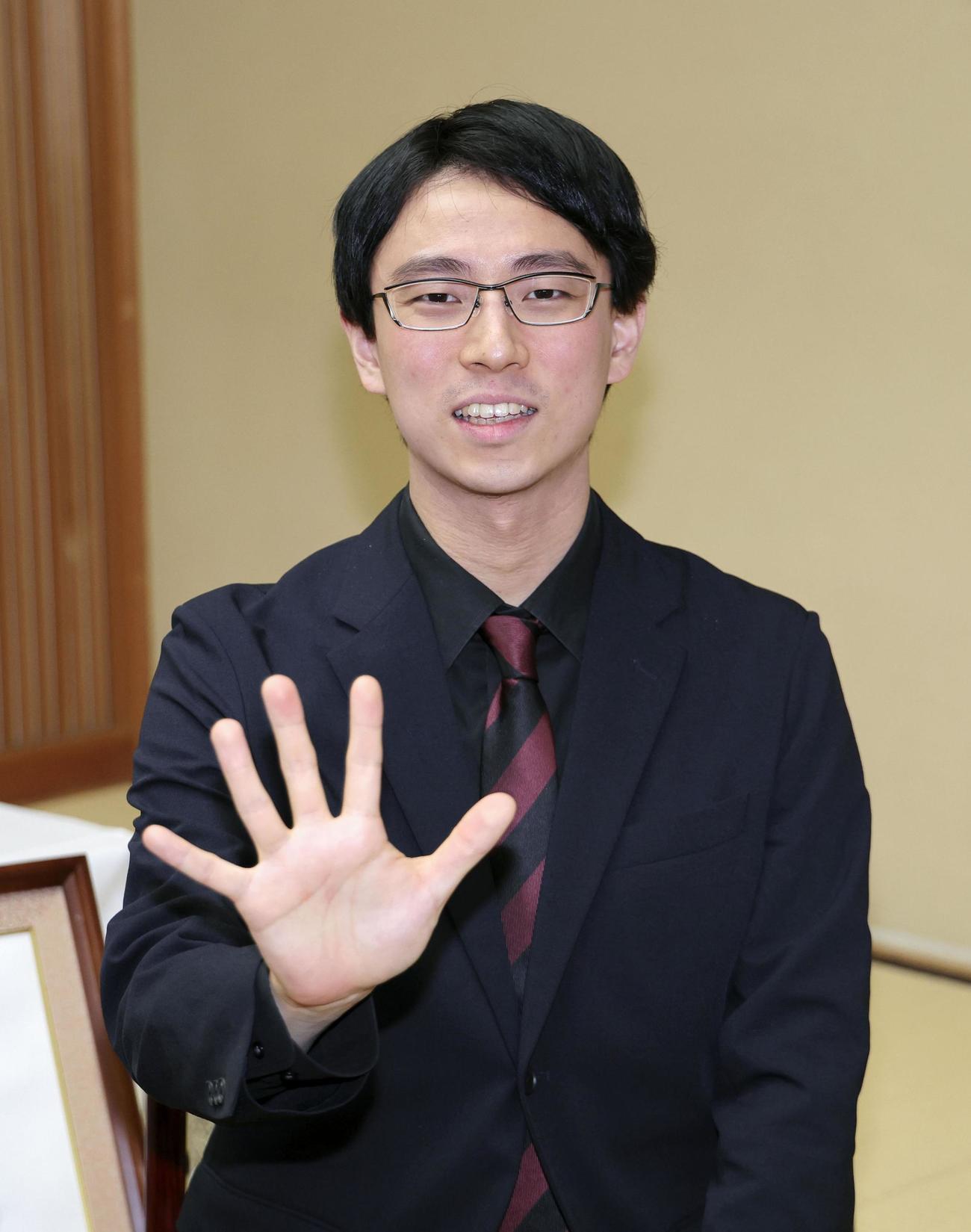 囲碁の第73期王座戦でタイトルを奪取し、自身初の五冠となった一力遼新王座（共同）