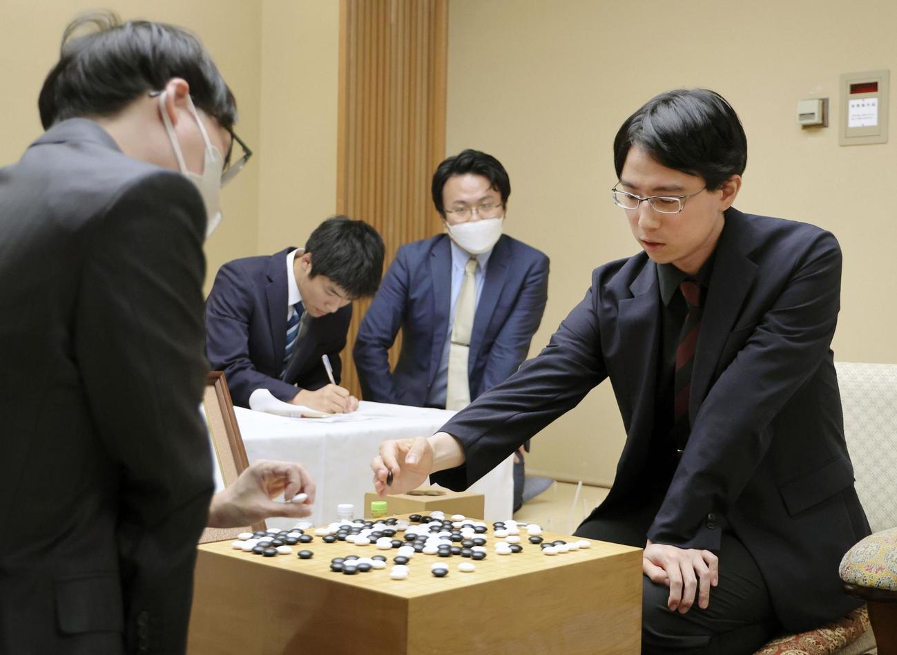 囲碁の第73期王座戦5番勝負の第4局で井山裕太前王座（左）を破り、タイトルを奪取した一力遼新王座（共同）
