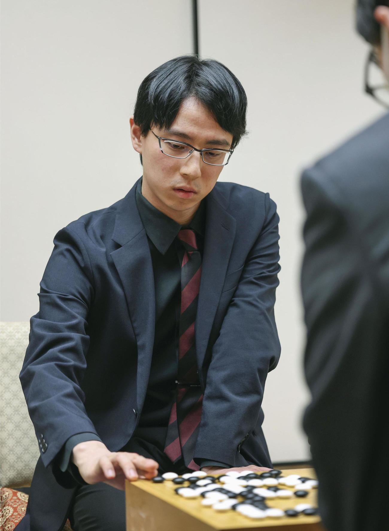 囲碁の第73期王座戦5番勝負の第4局で井山裕太前王座（手前）を破り、タイトルを奪取した一力遼新王座（共同）