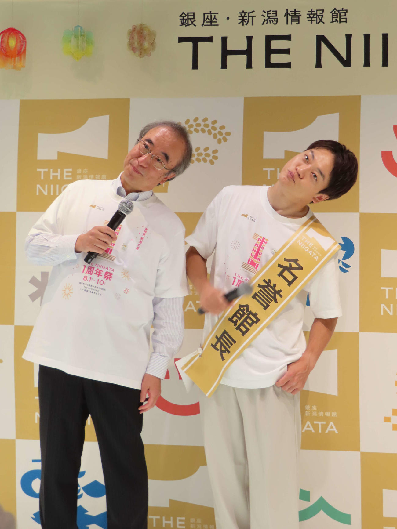 「銀座・新潟情報館　THE NIIGATA」1周年祭オープニングイベントで「まーきのっ」ポーズをする新潟県の花角英世知事（左）、おばたのお兄さん（2025年8月）