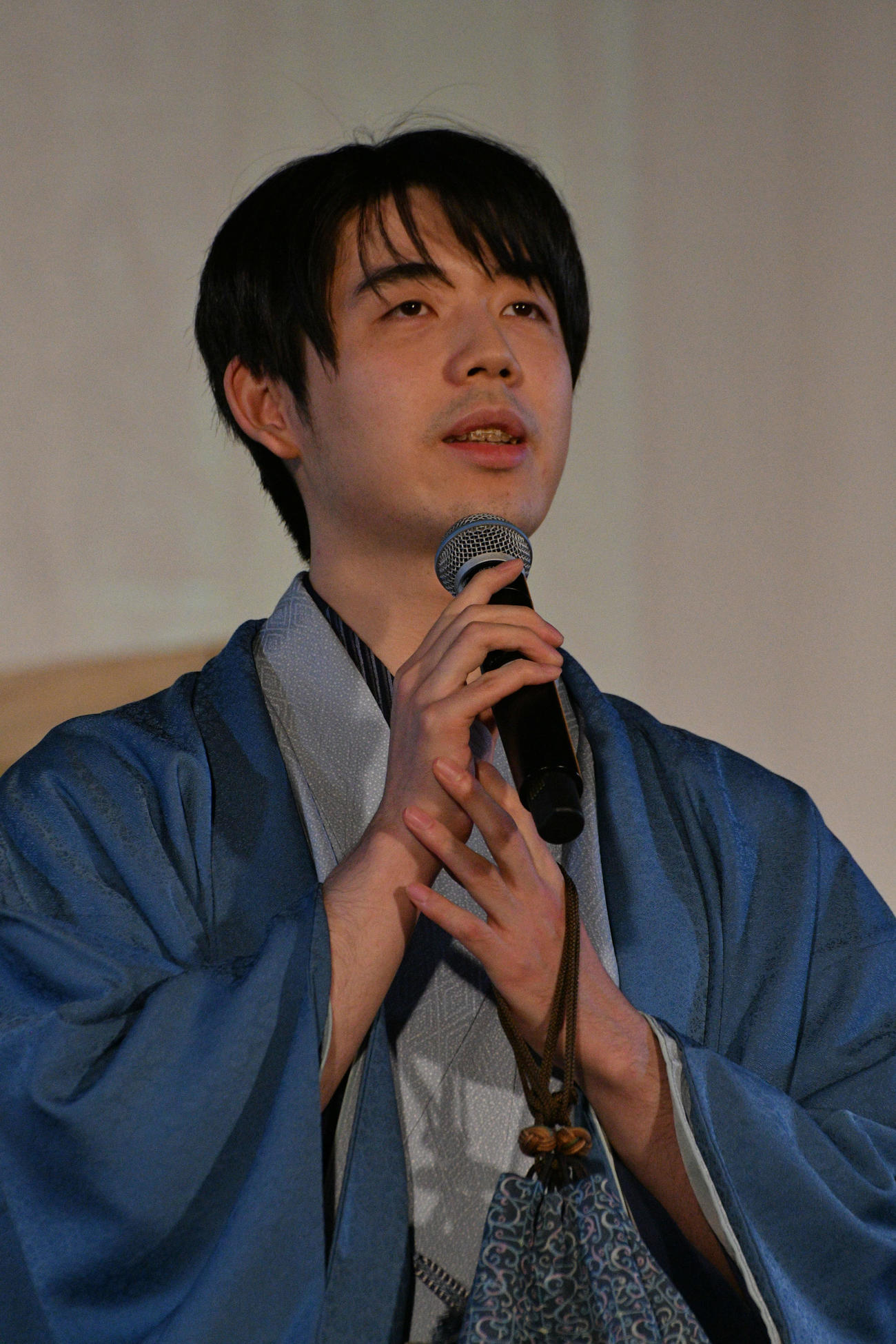 JT杯決勝の永瀬拓矢九段戦を前にあいさつをする藤井聡太6冠