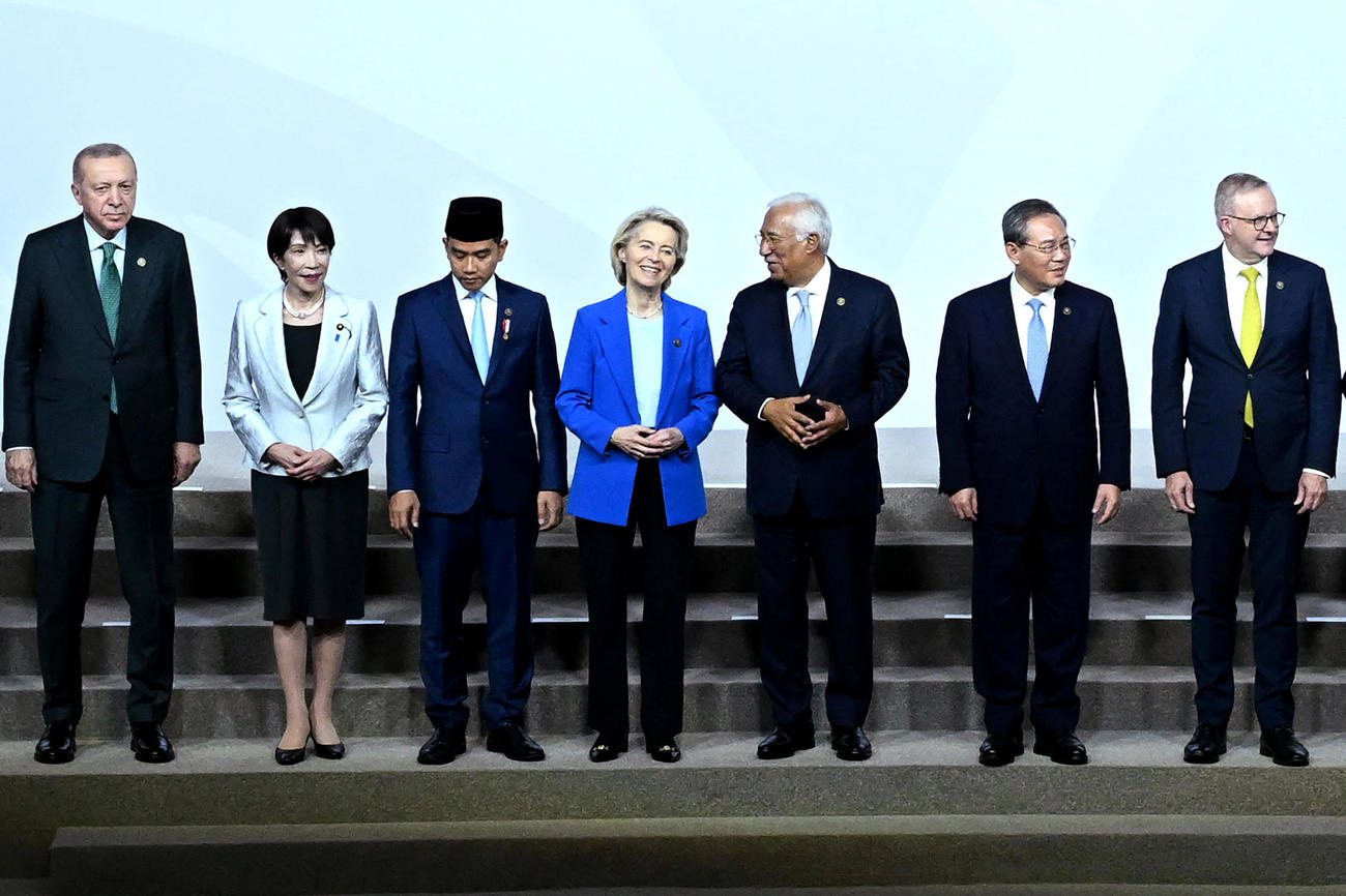 中国の李強首相（右から2人目）と写真に収まる高市早苗首相（左から2人目、ロイター）